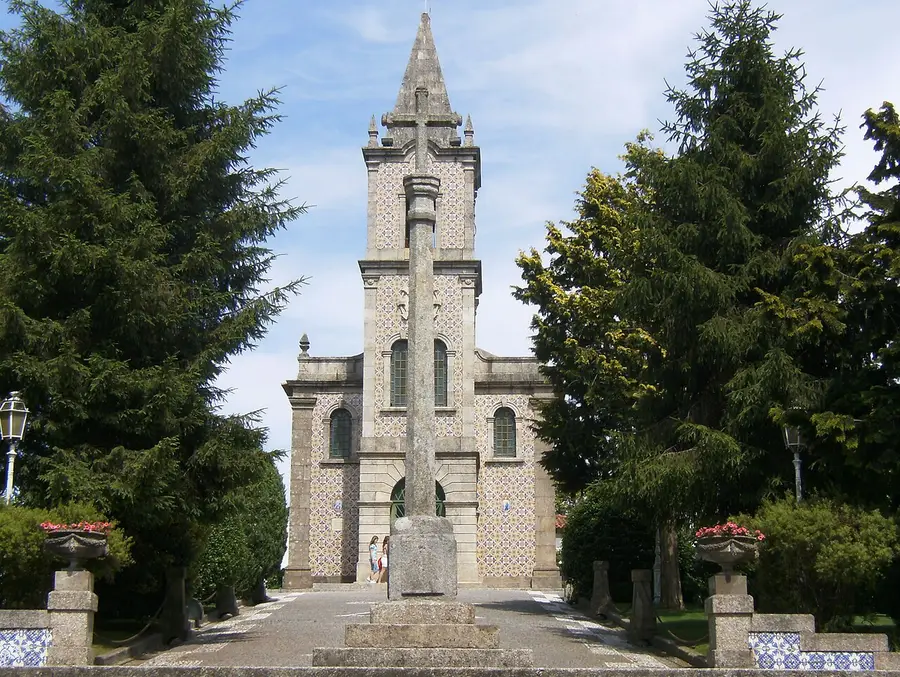 Igreja Matriz de Paços de Ferreira, com o cruzeiro e os painéis de azulejo no adro