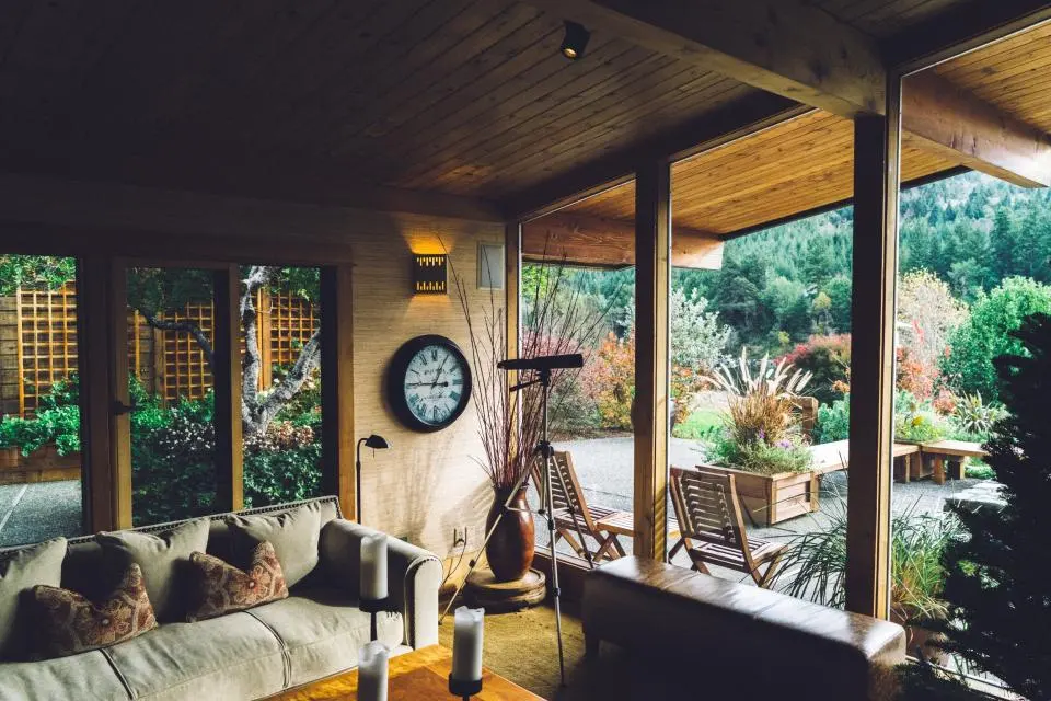 Sala de estar acolhedora aberta para um alpendre com jardim