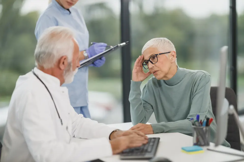 Médico a explicar um exame a uma doente numa consulta